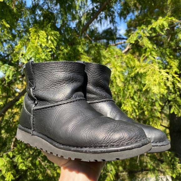 Wm 8 UGG Black Leather Unlined Mini Boot - Picture 15 of 15